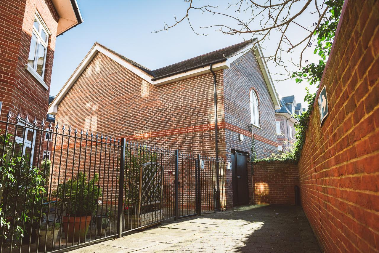 Charming Two Bedroom Apartment With Free Private Parking Leatherhead Exterior photo