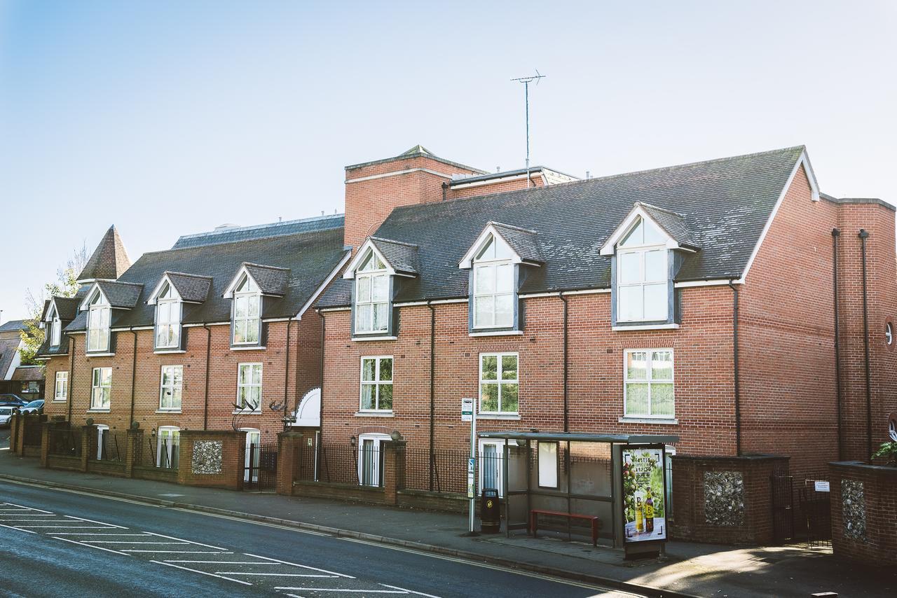 Charming Two Bedroom Apartment With Free Private Parking Leatherhead Exterior photo
