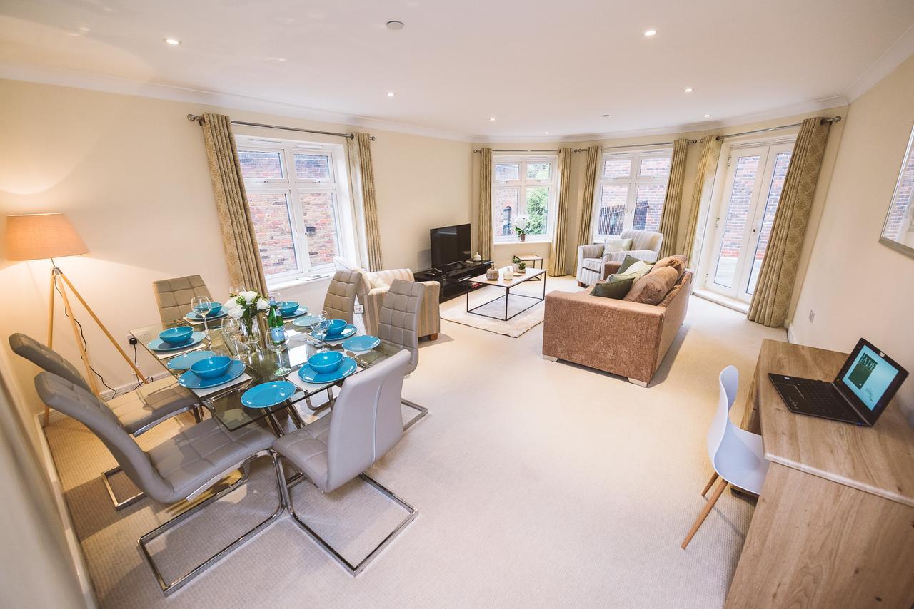Charming Two Bedroom Apartment With Free Private Parking Leatherhead Exterior photo