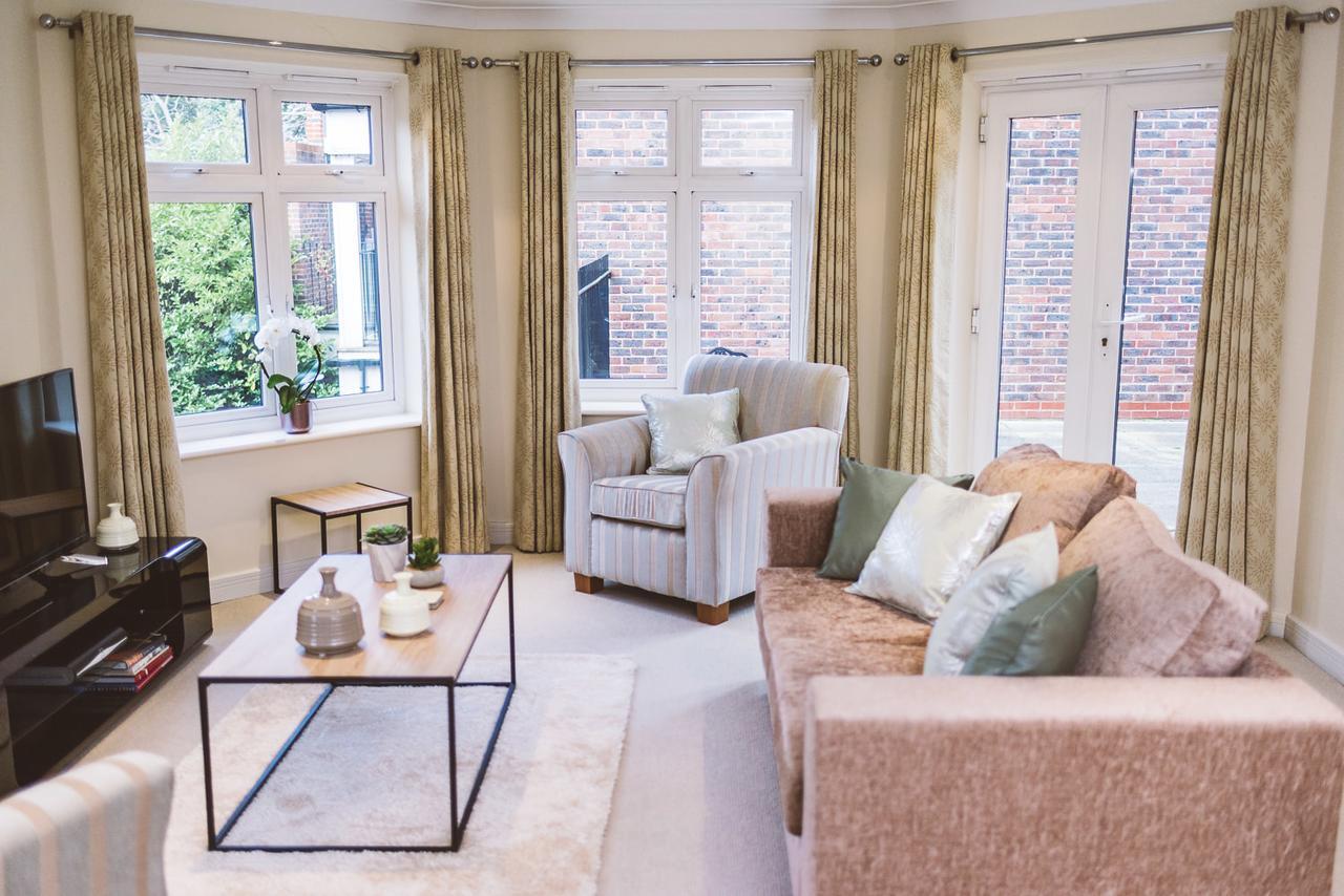 Charming Two Bedroom Apartment With Free Private Parking Leatherhead Exterior photo