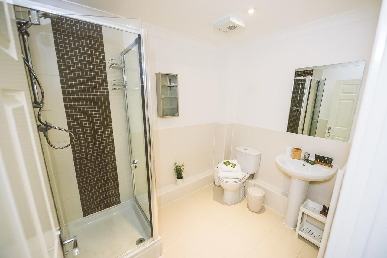 Charming Two Bedroom Apartment With Free Private Parking Leatherhead Exterior photo
