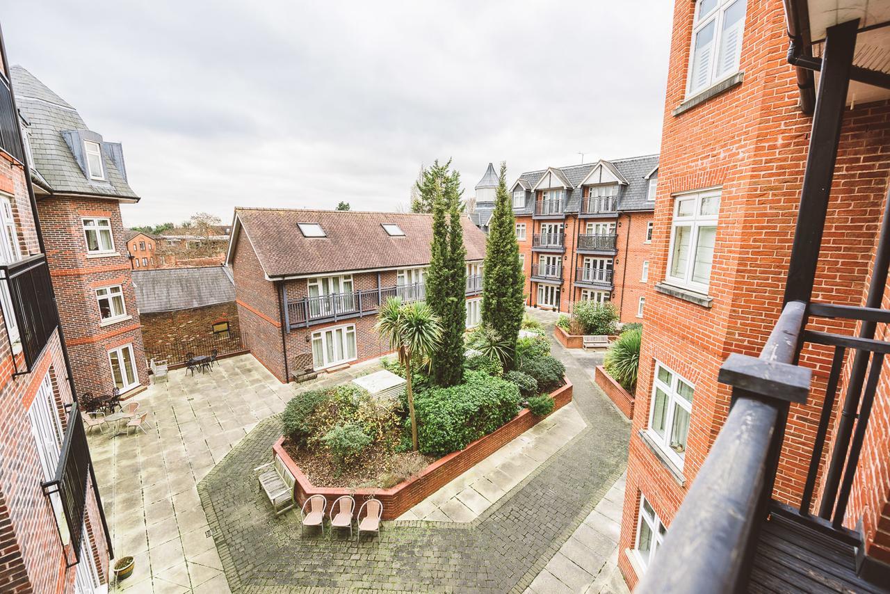 Charming Two Bedroom Apartment With Free Private Parking Leatherhead Exterior photo